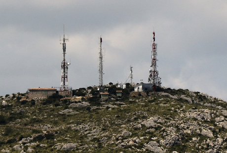 4 zendmasten op berg