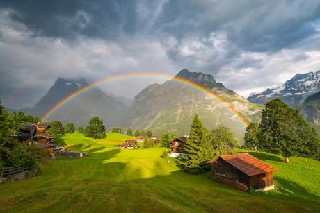 Regenboog in de Alpen