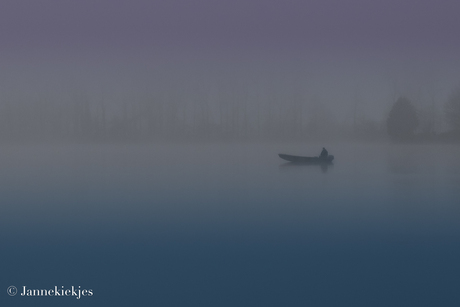 Vissersbootje in de mist