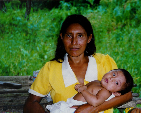 Mujer Warao con su hijo