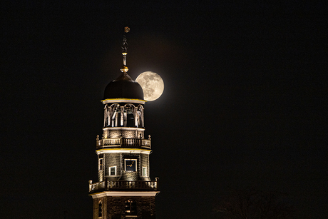 Maan bij de toren van Lemmer