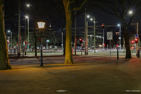 Haags kruispunt in de avonduren.