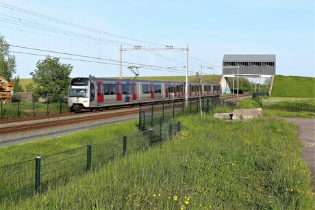 P1210408  Metro  Paardenbrug  Oranjepolder   over spoor  18 mei 2023 