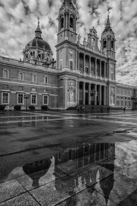 kathedraal in Madrid : opname na regen...