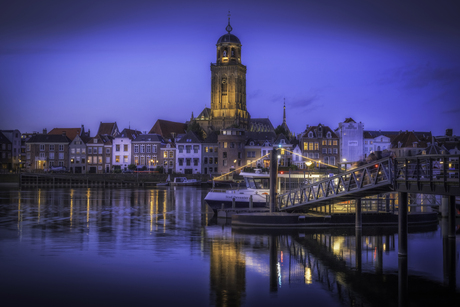 Deventer en het pontje in het blauw