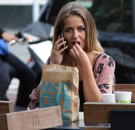 Lekker McDonalds eten en aan de telefoon.