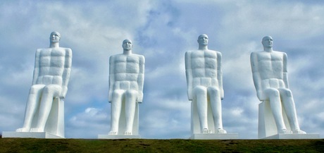 4 mannen aan zee