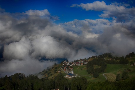 HDR foto van het Zwitserse dorpje Feldis/Veulden