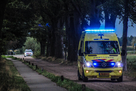 Ambulance 05-151 met op achtergrond politiewagen
