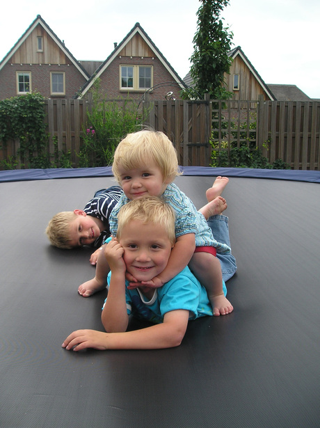 Kinderen op trampoline