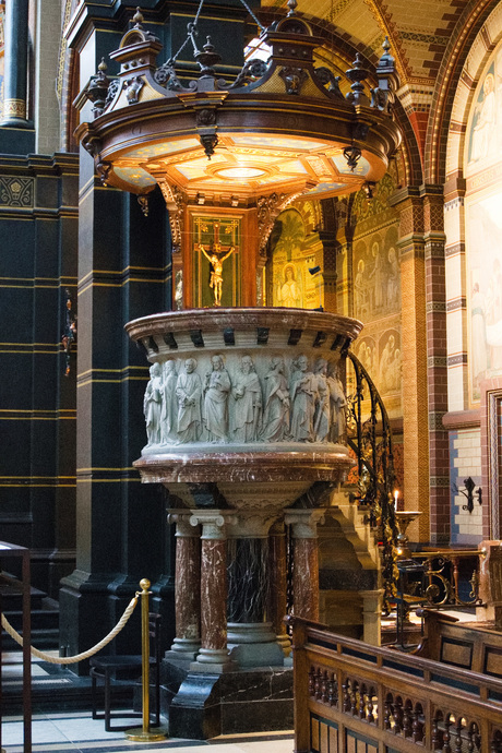 Preekstoel in de Basiliek van de H. Nicolaas