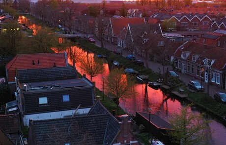 Mooi gekleurde grachten Enkhuizen