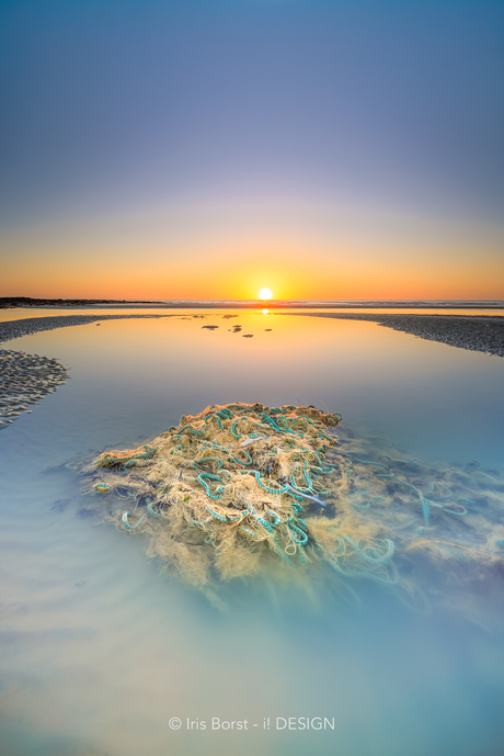 Zonsondergang met lange sluitertijd/filters bij de kust