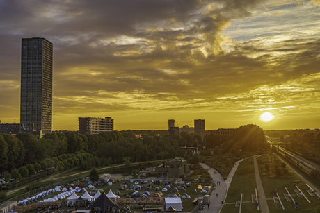 Zonsondergang gezien vanuit Spoorpark 