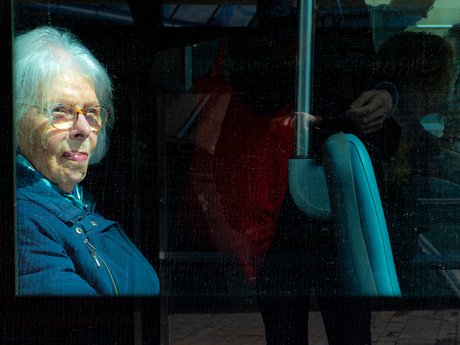 Haar plekje in de tram