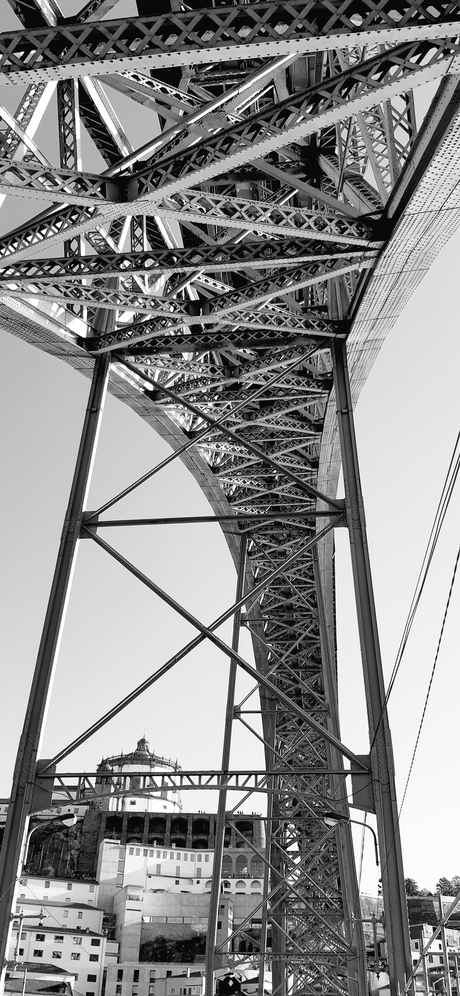 Onder de ijzeren bogen van Porto