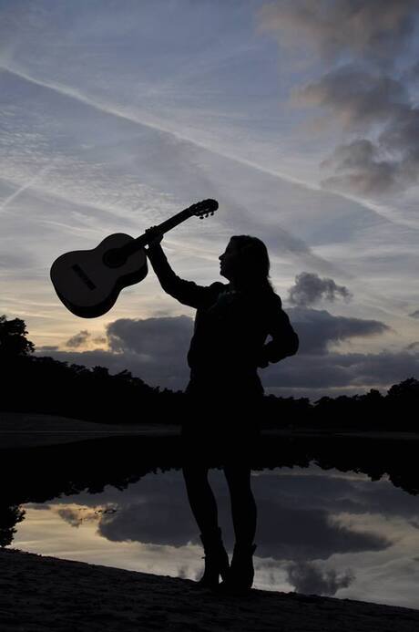 Jannemieke met gitaar.jpg