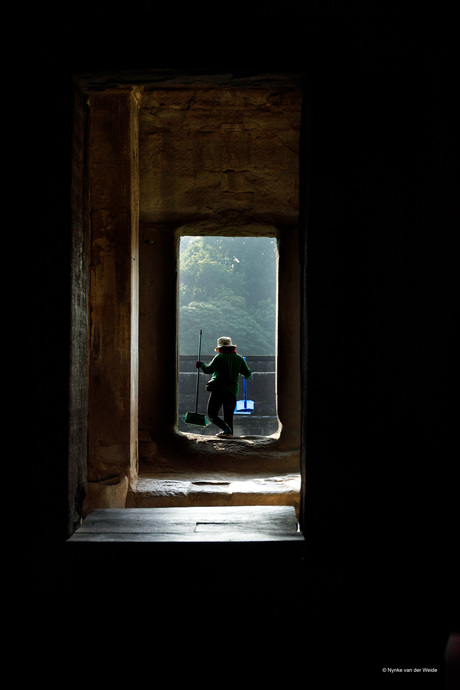 Schoonmaakster in Angkor Wat 