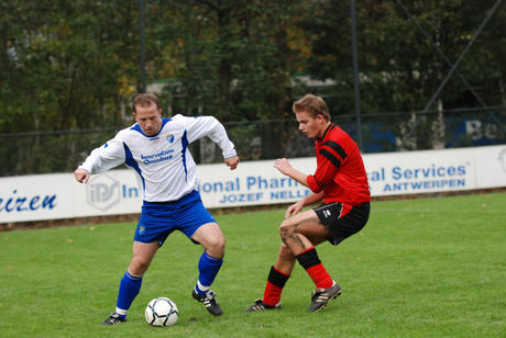 Peo Latic van RKSV Leonidas uit Rotterdam in aktie.