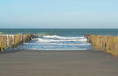 Les Bouchots luttent la mer, detail.