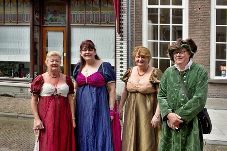 Een heer met drie dames in historische kledij.