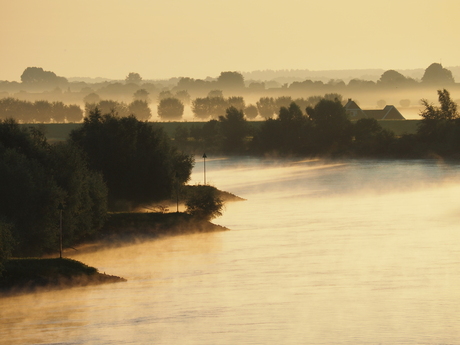 Ochtendmist IJssel bij Lathum