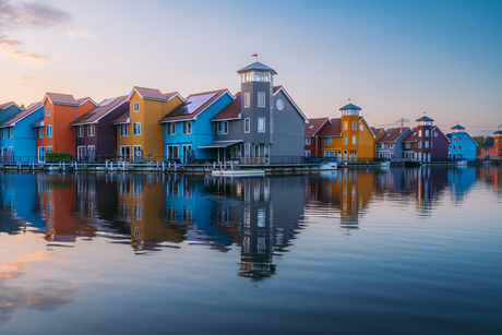 De kleurrijke huizen aan de Reitdiephaven