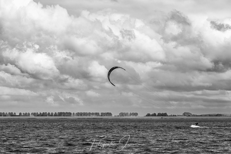 Kitesurfer op het Grevelingenmeer