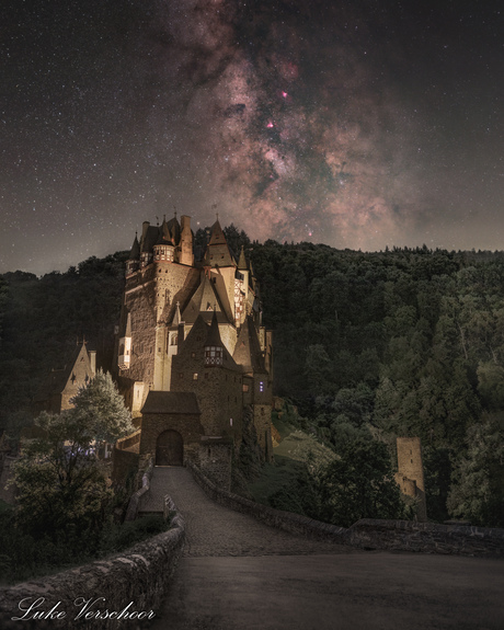 Melkweg boven het kasteel Eltz