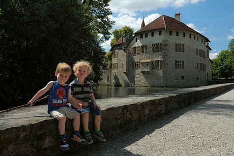 neef Emanuel en Lukas bij schloss Hallwyl