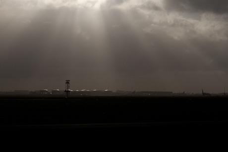 Schiphol in zonsondergang
