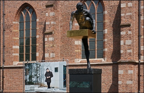 Kerk met monument en beller