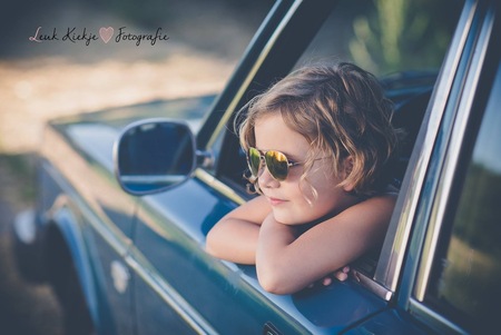 Oldtimer and youngtimer - Portret van een meisje in mijn eigen trots. Een Volvo 244 - foto door l.a.nijboer op 18-07-2016 - deze foto bevat: portret, daglicht, kind, lief, fotoshoot