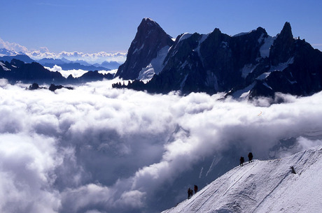 Alpinisten in afdaling vanaf Aiguille du Midi