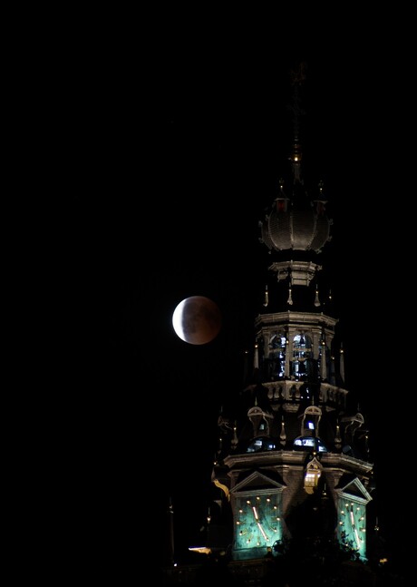 Tijdens het uittreden van de maan eclips