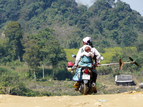 Typisch Vietnam; de hele familie en bagage op 1 scooter