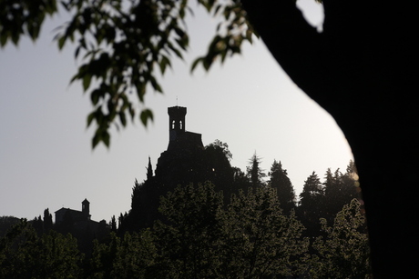 Brisighella - Torre dell'Orologio (en veel pluizen in de lucht)