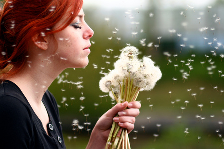 I could really use a wish right now - Zelfportret met afstandsbediening - foto door noukkasigne op 10-04-2011 - deze foto bevat: rood, kleur, portret, paardebloemen, profiel, en profil
