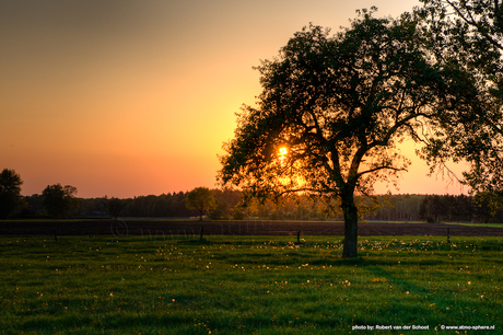 Zonsondergang boven de landerijen