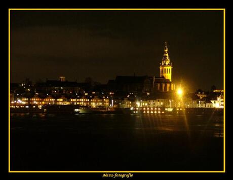 Nijmegen bij nacht