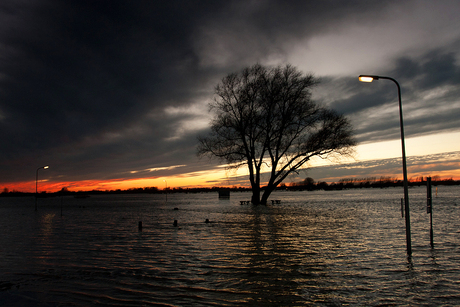 Hoogwater bij avond