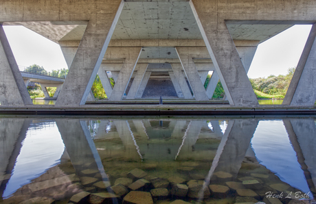 Onder een viaduct