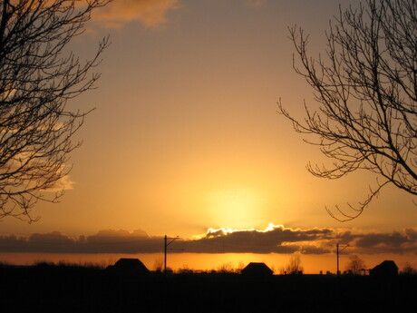 zon achter wolk