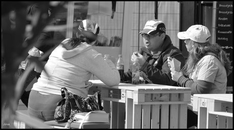 De patat en frikandellen zijn wat vet...komen we nu niet in de problemen ? Ja en je hebt geen Cola light mee gebracht...!!!