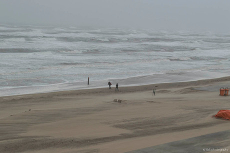 Storm aan het strand