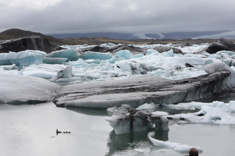 Wat zijn wij klein in dit ijsmeer in IJsland