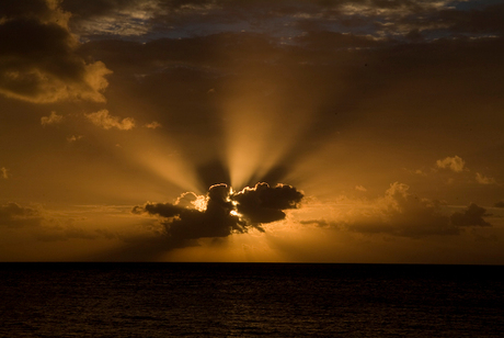 Zonsondergang in Wakatobi, Indonesië