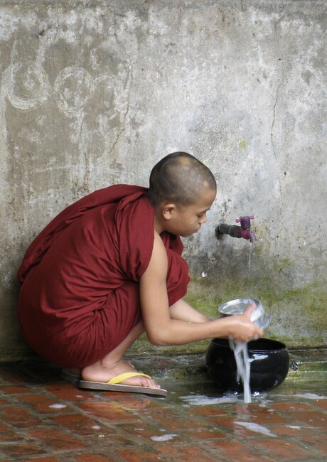 jonge monnik in Myanmar