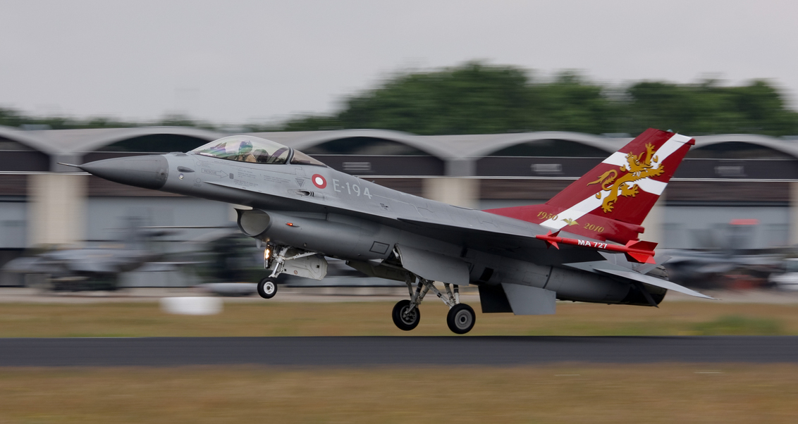 split second before touchdown - 'Panning shot' van de Deense F-16 tijdens de Luchmachtdagen 2010. - foto door woutervroom op 09-08-2010 - deze foto bevat: demo, f-16, gilze-rijen, luchtmachtdagen 2010