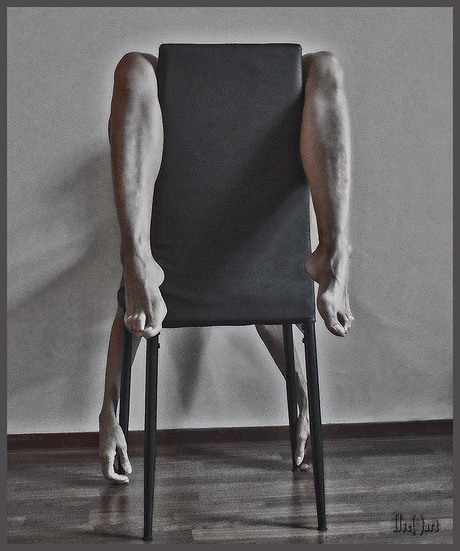 The Art of hiding - Legs and Arms! - zelfportret